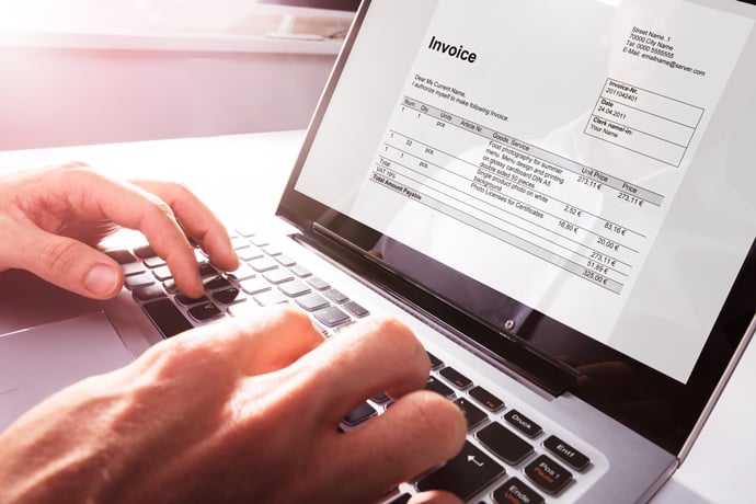 e-invoicing elektronische Rechnung auf Bildschirm